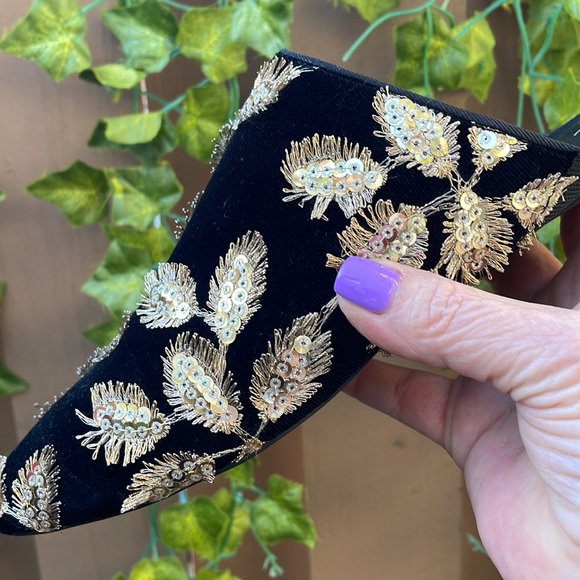 NWOB/Velvet Fickle Charles by Charles David black w/Gold Sequins mule. Size 10 - Picture 4 of 7